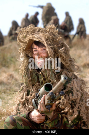 A BRITISH ARMY FEMALE RECRUIT DURING A SNIPER TRAINING COURSE IN BRECON WALES Stock Photo