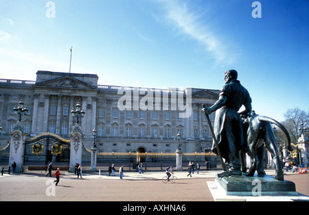 Buckingham Palace and one of the statues that comprise the Victorian Monument Stock Photo