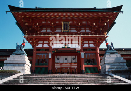 Entrance gate to Fushimi Inari Taisha Shinto shrine, Kyoto, Japan Stock Photo