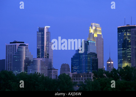 SKYLINE OF MINNEAPOLIS, MINNESOTA AT TWILIGHT; SUMMER. HISTORIC FOSHAY TOWER BETWEEN WELLS FARGO CENTER AND IDS TOWER. Stock Photo