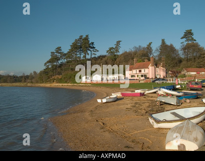 RAMSHOLT ARMS AND BOATS ON THE BANK OF THE RIVER DEBEN ESTUARY AT RAMSHOLT, SUFFOLK, EAST ANGLIA, ENGLAND, UK, EUROPE, Stock Photo