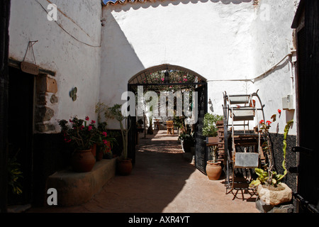 A CANARIAN COURTYARD IN THE VILLAGE OF BETANCURIA ON THE ISLAND OF FUERTEVENTURA. EUROPE. Stock Photo