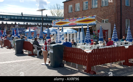 Ice-cream booth and patio filled with people at Oulu City market place ( Oulun kauppatori ) , Finland Stock Photo