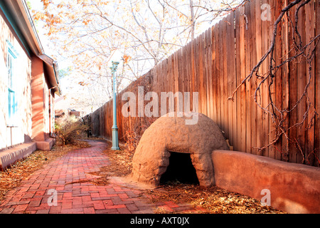 SIDE STREET AND A TRADITIONAL OUTDOOR OVEN IN OLD TOWN IN ALBUQUERQUE NEW MEXICO USA IN LATE FALL Stock Photo