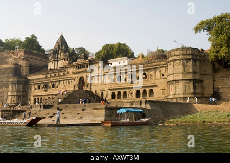 Shiva Hindu temple and Ahylia Fort Complex on banks of the Narmada River, Maheshwar, Madhya Pradesh, India Stock Photo