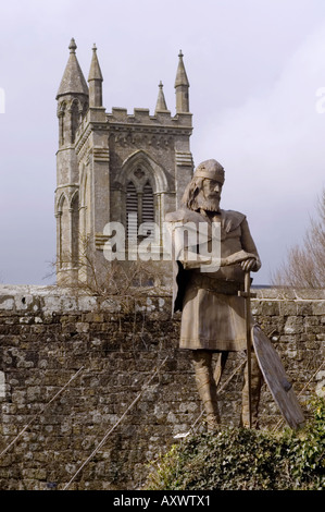 Statue of King Alfred in the grounds of Shaftesbury Abbey, Shaftesbury, Dorset, England UK Stock Photo