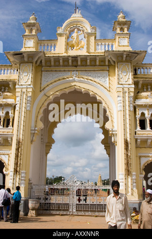 The arched gate entrance to the grounds of Mysore palace Stock Photo