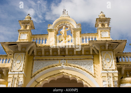 The arched gate entrance to the grounds of Mysore palace Stock Photo