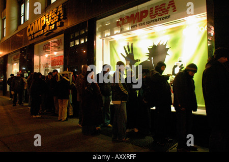 Customers wait for CompUSA store in New York City to open for Christmas Shopping Stock Photo