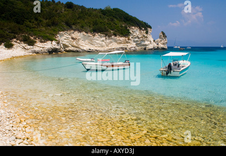 Boats and limestone cliffs at Mesovrika Beach on the northeast coast, Anti-Paxos, Ionian Islands, Greek Islands, Greece, Europe Stock Photo