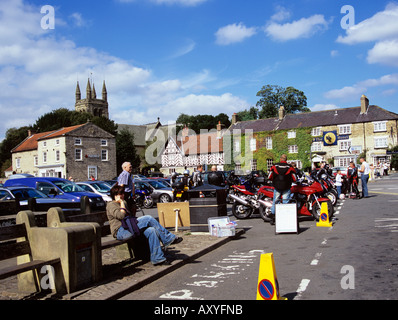 HELMSLEY NORTH YORKSHIRE UK September A crowd of motor cyclists in the market square of Helmsley Stock Photo