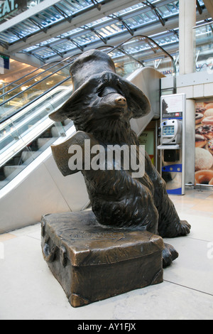 Statue of Paddington Bear in Paddington Station, London Stock Photo