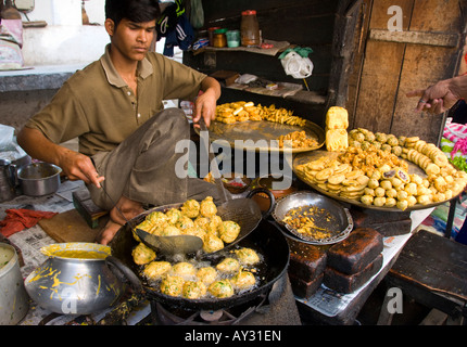 A man cooking pakoda in Haridwar in India Stock Photo