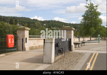 dh  PERTH PERTHSHIRE Flood defense promenade gates River Tay scotland floodgates defence wall barrier Stock Photo
