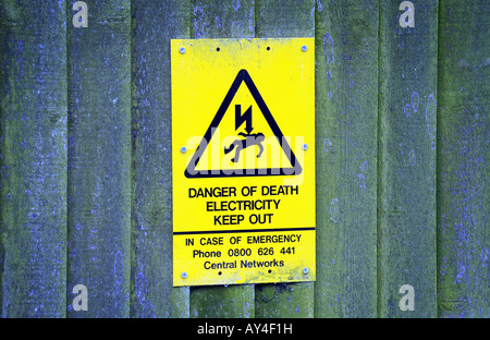 A ELECTRICITY COMPANY 'DANGER OF DEATH' WARNING SIGN ON A ELECTRICITY SUB STATION.UK Stock Photo