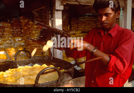Man frying banana chips to sell in the Fort area, Thiruvanathapuram (Trivandrum), Kerala, India Stock Photo