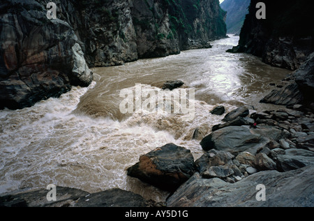 Aug 10, 2006 - The mighty Yangtze pushing through Tiger Leaping Gorge in the Chinese province of Yunnan. Stock Photo