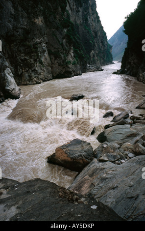 Aug 10, 2006 - The mighty Yangtze pushing through Tiger Leaping Gorge in the Chinese province of Yunnan. Stock Photo