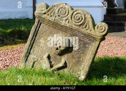 '  Memento Mori  '   . Skull and Crossbones gravestone ; Applegarth , Sibbaldbie and Johnstone Church of Scotland . Stock Photo