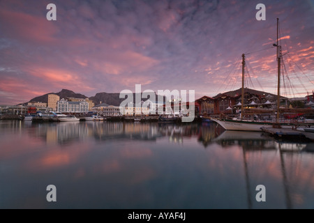 Stunning sunset over the Victoria & Alfred waterfront and harbour of Cape Town, South Africa Stock Photo