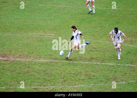 ospreys james hook kicks off during the 2008 ospreys v saracens at vicarage road in the heineken cup quarter final no 2660 Stock Photo