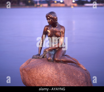 Den Lille Havfrue (Little Mermaid) statue at dusk, Langelinie Promenade, Copenhagen, Hovedstaden Region, Denmark Stock Photo