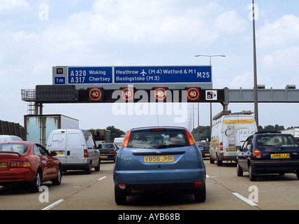 M25 Motorway with 40Mph Speed restriction signs Stock Photo