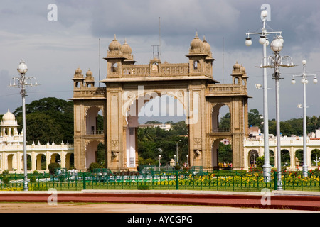 The arched gate entrance to the grounds of Mysore palace Stock Photo