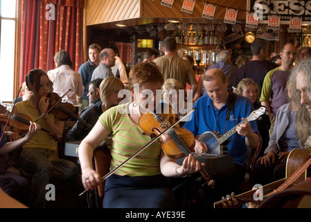 dh Folk Festival STROMNESS ORKNEY Traditional Scottish musician Woman playing fiddle music in pub player female uk music busy hotel bar scotland Stock Photo