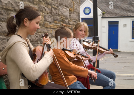 dh Orkney Folk Festival STROMNESS ORKNEY girls and boy playing fiddles ate Orkney festival event scotland children Stock Photo