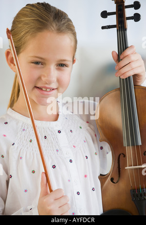 girl posing with violin Stock Photo - Alamy