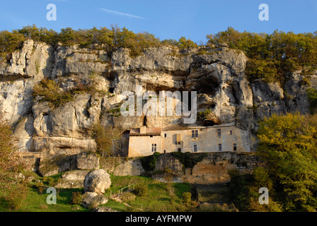 Maison forte de Reignac, fortified Manor House built in rock face Stock ...