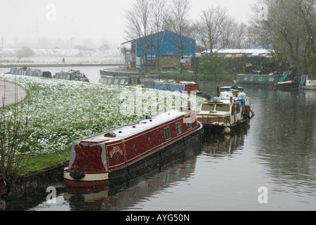 Houseboats in the snow on the river Lea,Walthamstow marshes,Lee Valley,London,England,U.K. April 2008 Stock Photo