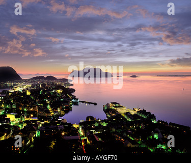 N   MORE OG ROMSDAL: Alesund by night seen from Aksla Mountain Stock Photo