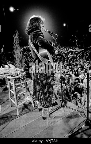 Joan Baez gives a free outdoor concert in San Francisco on Christmas Eve in 1978 Stock Photo
