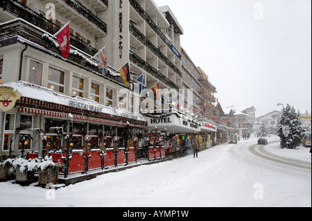Hotel Kreuz and Post and ski shops in heavy snow fall - Grindelwald - Brenese Swiss Alps Stock Photo