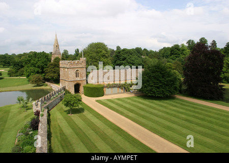 UK Oxfordshire Broughton Castle gatehouse and church Stock Photo