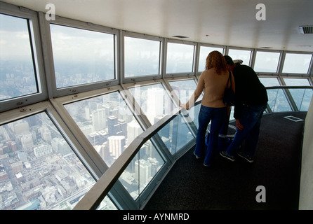 People viewing Toronto from the sky pod at the CN Tower Stock Photo