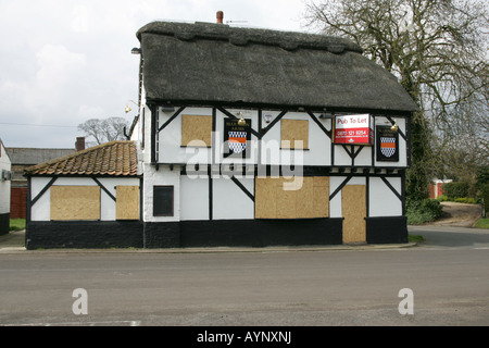 Village Pub Boarded Up And To Let Stock Photo