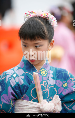 I bambini giapponesi vestiti in costume tradizionale per il Festival  sette-cinque-tre, visitano un santuario con i loro genitori, nel Parco  Ueno, Tokyo Foto stock - Alamy