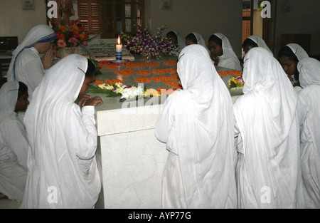 Nuns pray at the tomb of Mother Teresa ( 1910 - 1997 ) , Motherhouse , Calcutta , West Bengal , India Stock Photo