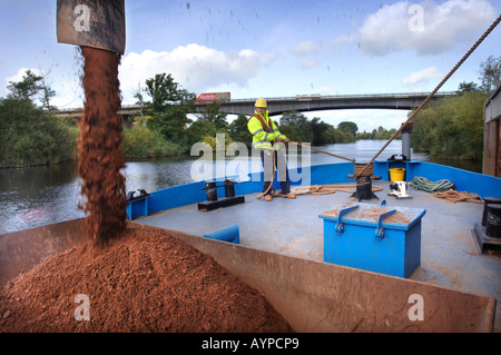 SAND AND GRAVEL IS LOADED AT THE CEMEX DOCK AT RIPPLE QUARRY GLOUCESTERSHIRE Stock Photo