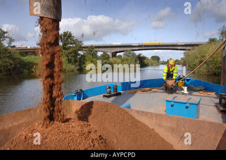 SAND AND GRAVEL IS LOADED AT THE CEMEX DOCK AT RIPPLE QUARRY GLOUCESTERSHIRE Stock Photo