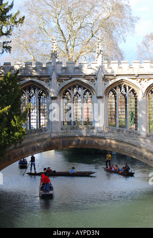 Punting on River Cam, Bridge of Sighs, St John's College, Cambridge, Cambridgeshire, England, United Kingdom Stock Photo