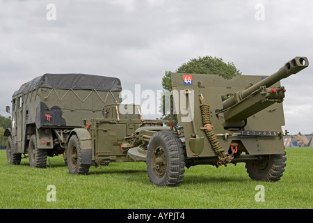 WW2 25 Pound Field Gun & Tractor Stock Photo