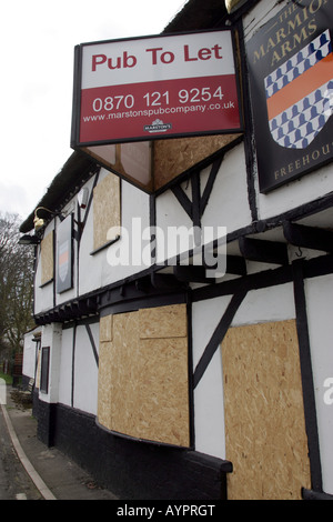 Village Pub Boarded Up And To Let Stock Photo