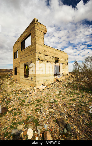 House ruin near National Trails Highway (Historic Route 66) near Daggett, California, USA. Feb 2008 Stock Photo