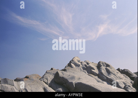 AJI74546 Blue sky and white clouds pointing down and many rocks pointing up at Shasradhara region in Madhya Pradesh India Stock Photo