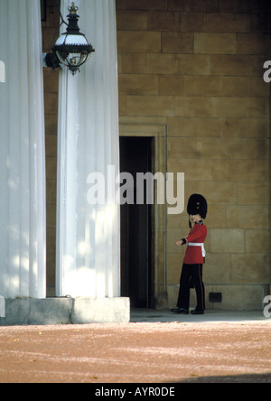 Guardsman on sentry duty outside Buckingham Palace London Stock Photo
