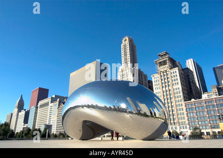 CHROME BEAN SCULPTURE IN THE MILLENIUM PARK WITH SURROUNDING CHICAGO ...